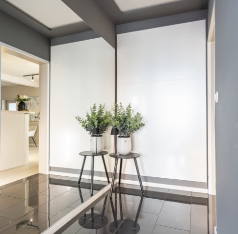 Heller Empfangsbereich mit Pflanzen im Emé Cosmetic Studio in Hannover Isernhagen