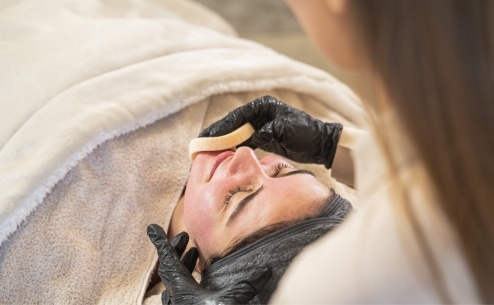 Nahaufnahme einer professionellen Gesichtsbehandlung im Kosmetikstudio Hannover